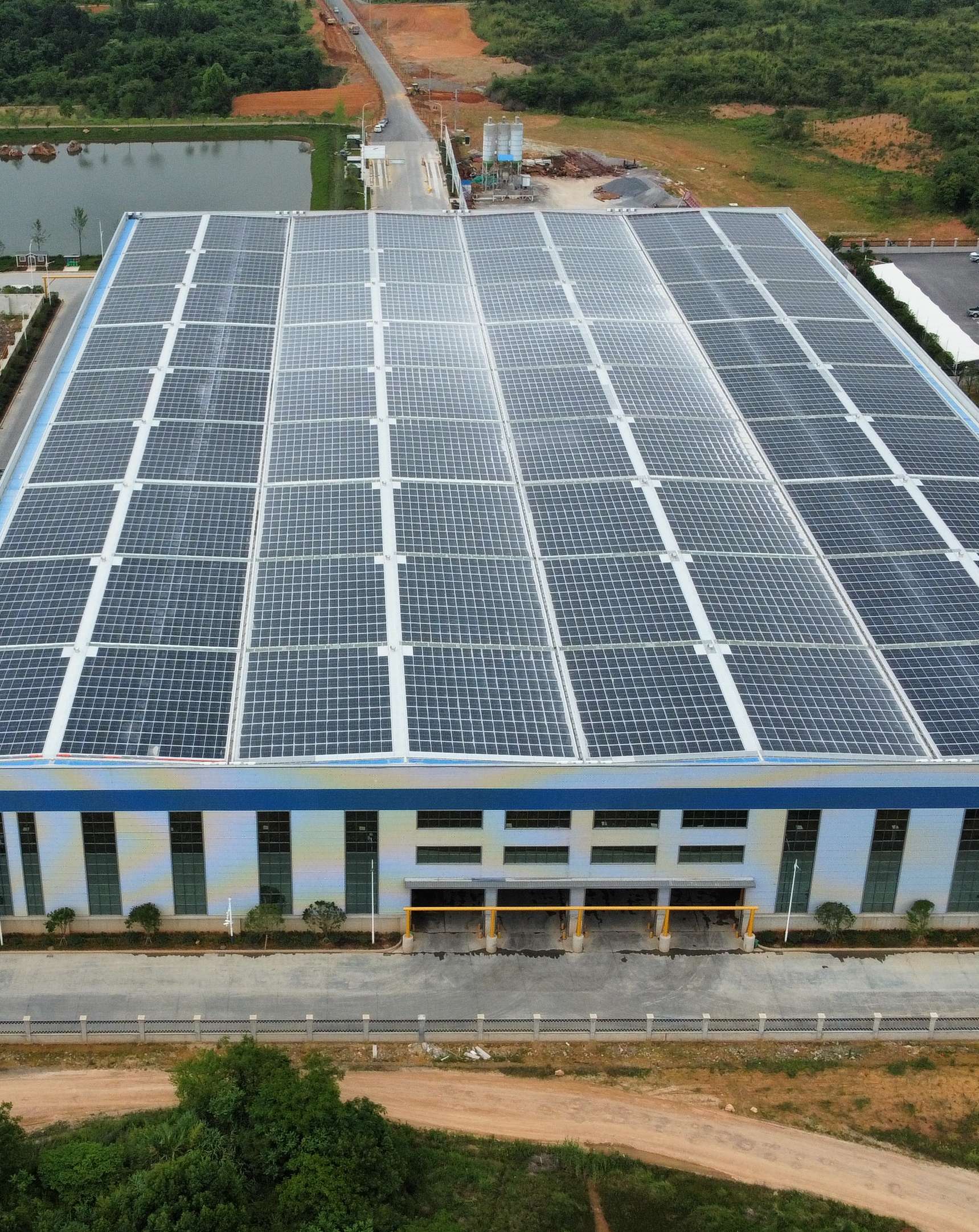 2022年4月，，，，，，，安徽池州汇成物资4MW光伏发电BIPV项目，，，，，，，年发电约400万度，，，，，，，知足约40%用电需求.jpg